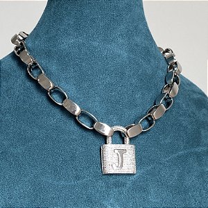 Colar elos lisos com pingente de cadeado cravejado letra "J" com banho de ródio branco