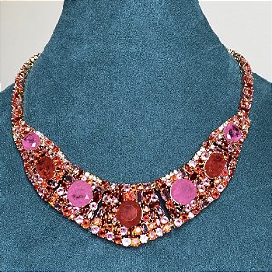 Colar riviera festa cravejado com zircônias (em tons de vermelho e rosa) com banho de ouro 18k