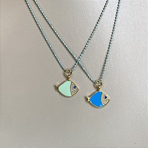 Colar Facetado Azul com Pingente de Peixe Esmaltado (Azul ou Verde Água) Cravejado com Zircônias Cristal com Banho de Ouro 18k