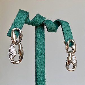 Brinco elos lisos com detalhe cravejado com zircônias na cor cristal com banho de ródio branco