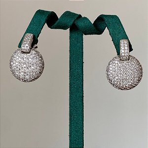 Brinco de Botão Achatado Pino Cravejado com Zircônias Cristal com Banho de Ródio Branco