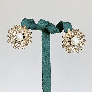 Brinco flor com pérola shell cravejada com zircônias na cor cristal com banho de ouro 18k