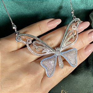 Colar Longo 60cm com Pingente de Borboleta Grande Cravejado com Zircônias Cristal e Azul com Banho de Ródio Branco