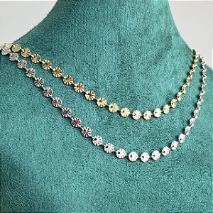 Colar Mini Medalhas Trabalhadas com Banho de Ouro 18k ou Ródio Branco