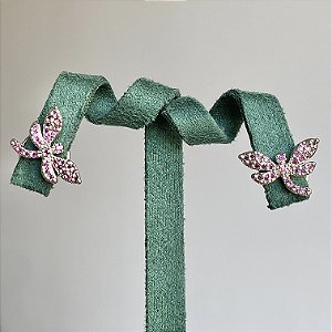 Brinco libélula cravejado com zircônias cor magenta com banho de ródio branco