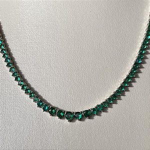 Colar riviera cravejada em 3 pontos com zircônias esmeralda tamanhos degradê (2mm, 3mm e 4mm) e 40cm comprimento co banho de ródio branco