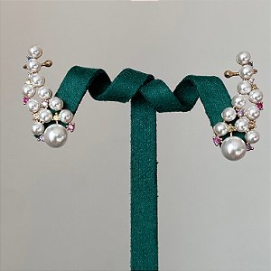 Brinco ear cuff de pérolas shell e cravejado com zircônias coloridas com banho de ouro 18k