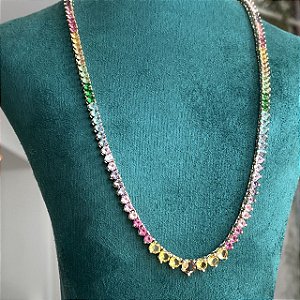 Colar riviera cravejada com zircônias coloridas tamanho degradê e 42cm de comprimento com banho de ouro 18k