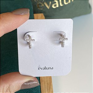 Brinco argola pequena de cruz cravejada com zircônias cristal em prata 925 com banho de ródio branco