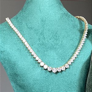 Colar riviera cravejada com zircônias cristal tamanhos degradê (6mm, 5mm, 4mm e 3mm) e 42cm de comprimento com banho de ouro 18k