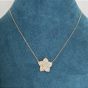 Colar flor 8 pétalas cravejado com zircônias na cor cristal com banho de ouro 18k
