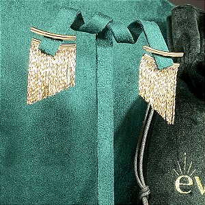 Brinco com franjas texturizadas (atrás na orelha) com banho de ouro 18k