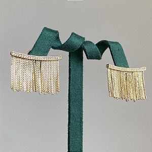 Brinco cravejado com zircônias na cor cristal e franjas lisas com banho de ouro 18k