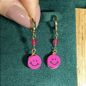 Brinco argola com pingente smile e jade pink com banho de ouro 18k