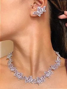 Conjunto "Jardim Encantado" de Brincos e Colar de Borboletas Cravejadas com Zircônias Cristal e Rosa Claro com Banho de Ródio Branco