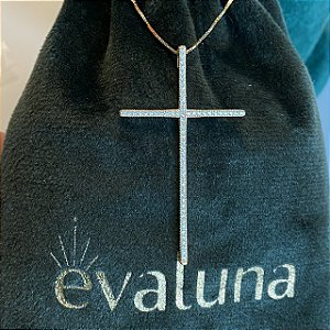 Colar com pingente de cruz cravejada com zircônias cristal em prata 925 com banho de ouro 18k