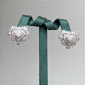 Brinco coração médio cravejado com zircônias cristal com banho de ródio branco