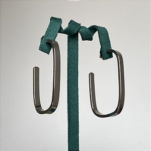 Brinco argola retangular bordas arredondadas com banho de ródio branco