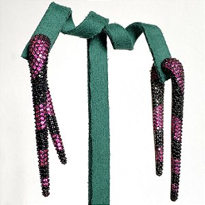 Brinco cravejado de ponta com listras preta e magenta com banho de ródio negro