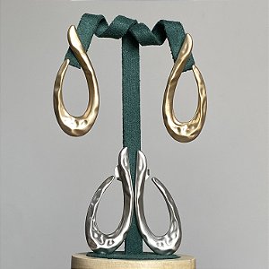 Brinco acetinado fosco martelado gota vazada com banho de ouro 18k ou ródio branco
