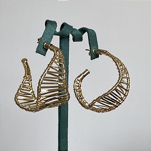 Brinco argola média aramado liso com banho de ouro 18k