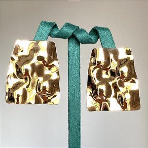 Brinco trapézio grande martelado liso corte a laser com banho de ouro 18k