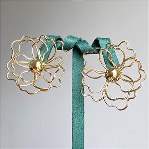 Brinco flor aramada com pontas arredondadas com banho de ouro 18k ou ródio branco