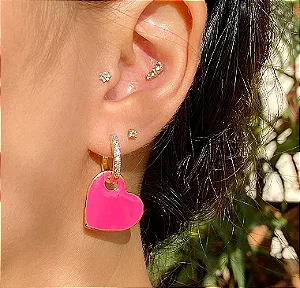 Brinco argola cravejada com pingente (seta ou coração) esmaltado (pink ou amarelo) com banho de ouro 18k