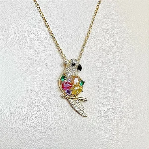Colar com pingente de papagaio calopsita cravejado com zircônias coloridas em prata 925 com banho de ouro 18k ou ródio branco