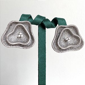 Brinco flor grande cravejado com zircônias na cor cristal com banho de ródio branco