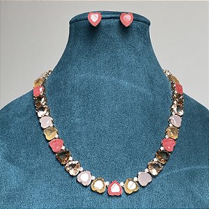 Conjunto brinco e colar cravejado com zircônias em formato de coração em degradê tons de coral com banho de ouro 18k