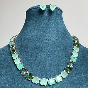 Conjunto brinco e colar cravejado com zircônias em formato de coração em degradê tons de verde com banho de ouro 18k