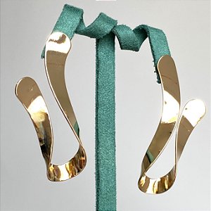 Brinco curvas frontal aberto liso médio com banho de ouro 18k