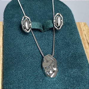 Conjunto colar longo e brinco oval martelado com banho de ródio branco