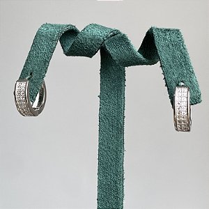 Brinco argola pequena zircônias na cor cristal com banho de ródio branco
