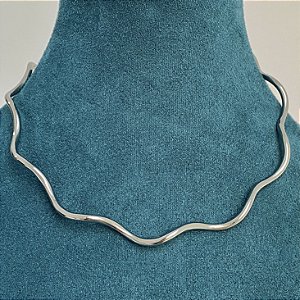 Colar aro ondulado liso 40cm com banho de ouro 18k ou ródio branco