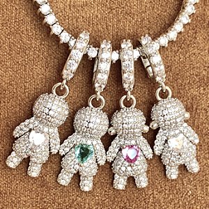 Pingente filho filha cravejado com zircônias e coração (magenta, turquesa ou cristal) modelo B com banho de ródio branco