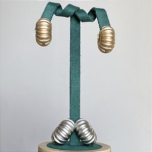 Brinco argola click grossa acetinada fosca com banho de ouro 18k ou ródio branco