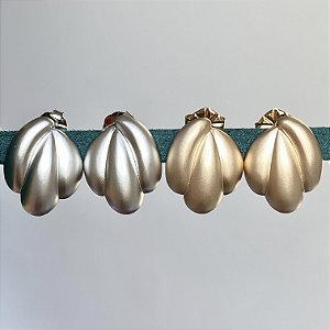 Brinco gotas acetinado fosco com banho de ouro 18k ou ródio branco