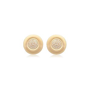 Brinco pequeno redondo cravejado com zircônias na cor cristal acetinado fosco com banho de ouro 18k