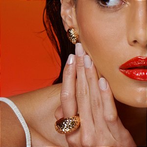 Conjunto brinco e anel martelado oval com banho de ouro 18k