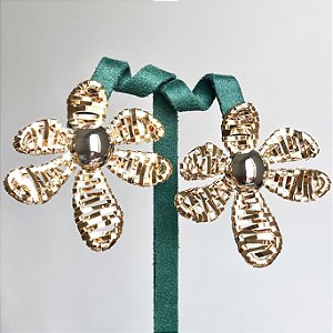 Brinco flor grande aramada lisa com banho de ouro 18k e miolo com banho de ródio branco