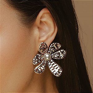 Brinco flor grande aramada lisa miolo pérola shell com banho de ouro 18k