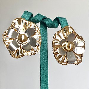 Brinco aramado liso flor no centro com banho de ouro 18k e ródio branco