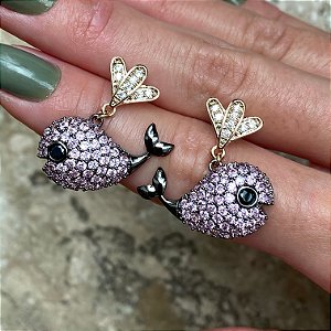 Brinco com Pingente de Baleia Cravejada com Zircônias Cristal e Turmalina Rosa com Banhos de Ouro 18k e Ródio Negro