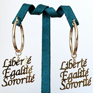 Brinco argola liso com pingente "Liberté Egalité Sororité" com banho de ouro 18k