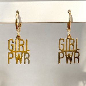 Brinco argola lisa com pingente "Girl Pwr" com banho de ouro 18k