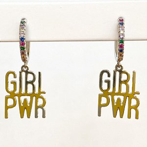 Brinco argola cravejada com zircônias coloridas (rainbow) com pingente liso "Girl Pwr"  com banho de ródio branco