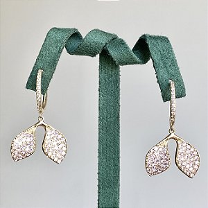 Brinco argola com pingente cauda de sereia cravejado com zircônias rosa claro com banho de ouro 18k