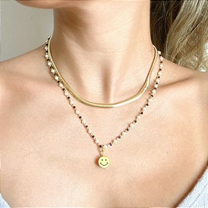 Colar de Mini Pérolas e Contas Negras com Pingente Smile e Banho de Ouro 18k
